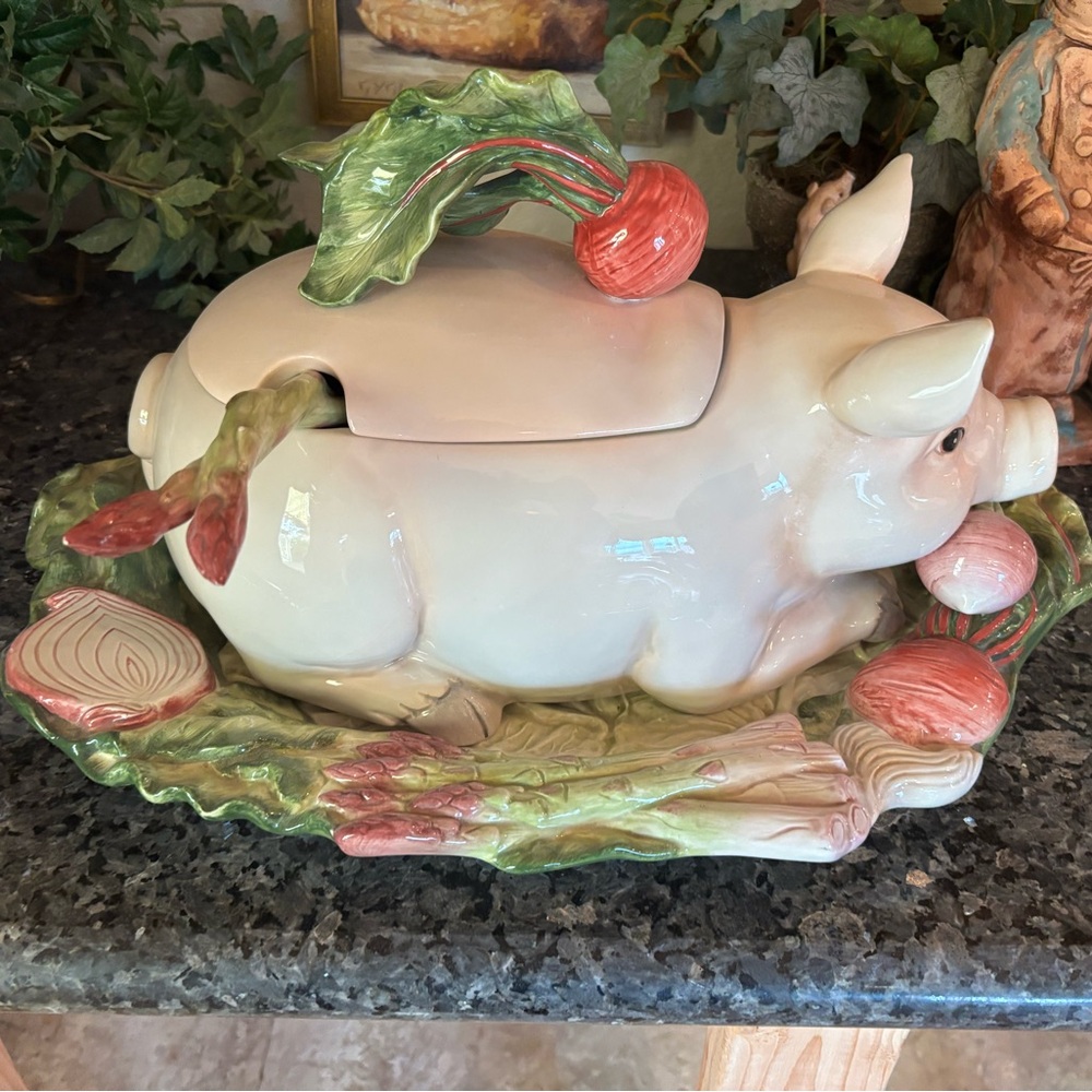 Fitz and Floyd Country Pig Soup Tourine
